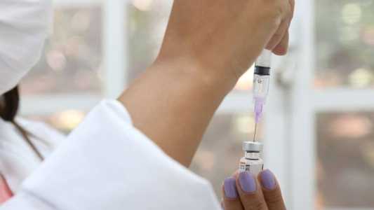 Idosos e pessoas com comorbidade podem receber dose de vacina bivalente contra a covid-19
