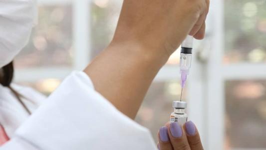 Idosos e pessoas com comorbidade podem receber dose de vacina bivalente contra a covid-19