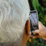 Golpe do 0800: criminosos atacam idosos e se exibem online
