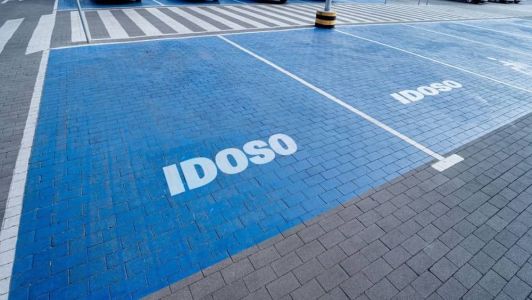 Idosos podem emitir credencial de vaga preferencial pelo celular