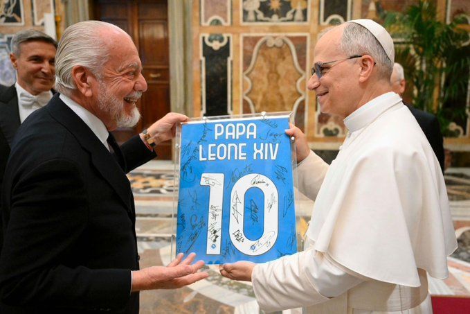Napoli visita papa Leão XIV após título italiano e presenteia pontífice com camisa