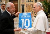 Napoli visita papa Leão XIV após título italiano e presenteia pontífice com camisa