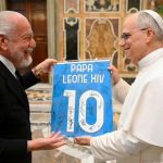 Napoli visita papa Leão XIV após título italiano e presenteia pontífice com camisa