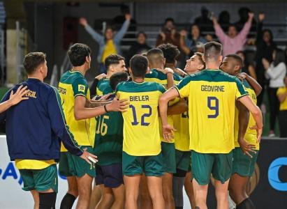 Jogadores do Brasil comemoram vitória na Copa América de Vôlei em Betim