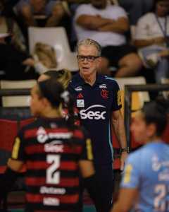 Bernardinho, técnico do Sesc Flamengo, durante jogo do Campeonato Carioca