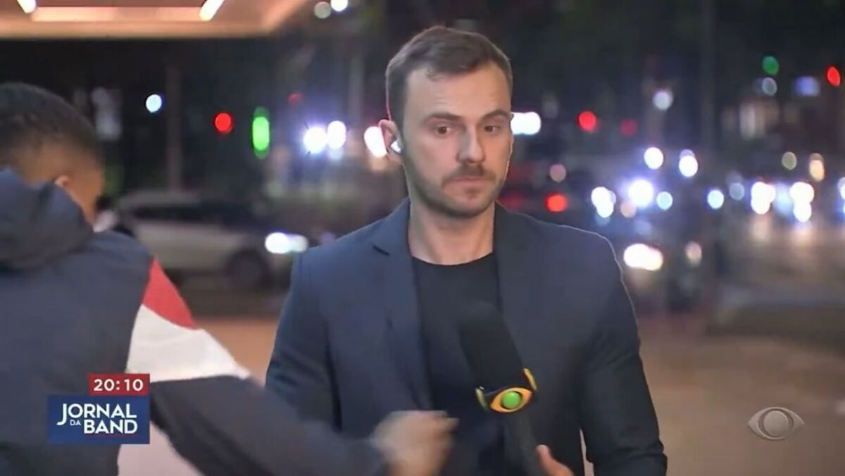 Vídeo: repórter sofre tentativa de assalto durante programa ao vivo
