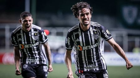 Igor Gomes (direita) foi o autor dos dois gols alvinegros na vitória sobre o Alianza Lima