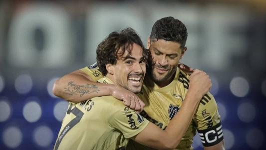 Igor Gomes e Hulk, meia e atacante do Atlético, no empate por 1 a 1 com o Libertad
