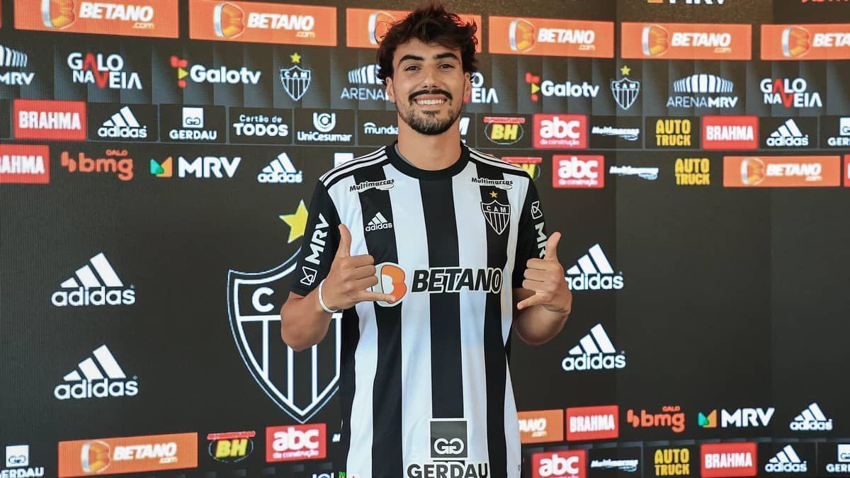 Igor Gomes é apresentado no Atlético; veja fotos