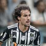 Meia do Atlético sofre entorse no tornozelo e vira desfalque