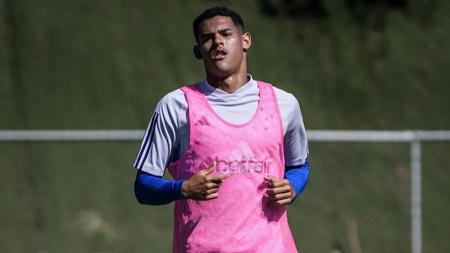 Ítalo Isaac participou do treino na manhã desta terça-feira (16), na Toca da Raposa II