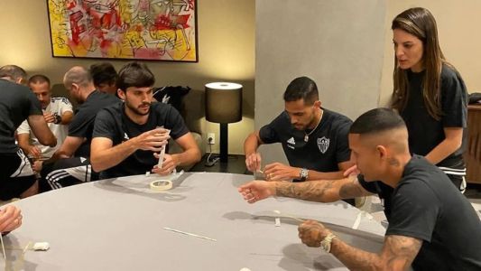 Igor Rabello, Alan Kardec e Guilherme Arana com Michelle Rios durante o 'Desafio do Marshmallow'