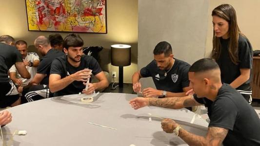 Igor Rabello, Alan Kardec e Guilherme Arana com Michelle Rios durante o 'Desafio do Marshmallow'