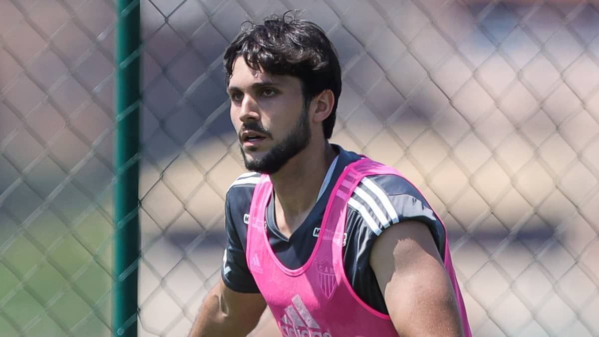 Zagueiro do Atlético evolui em recuperação de lesão e inicia transição física