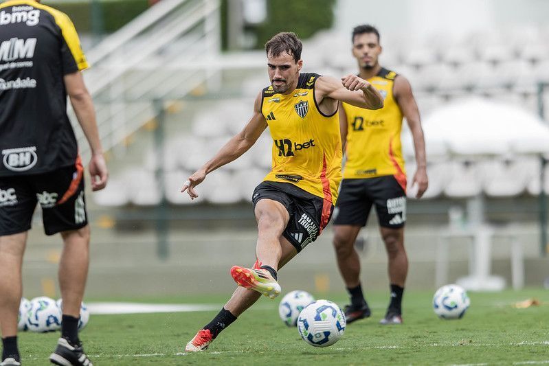Meia do Atlético passa por cirurgia após sofrer fratura no dedo