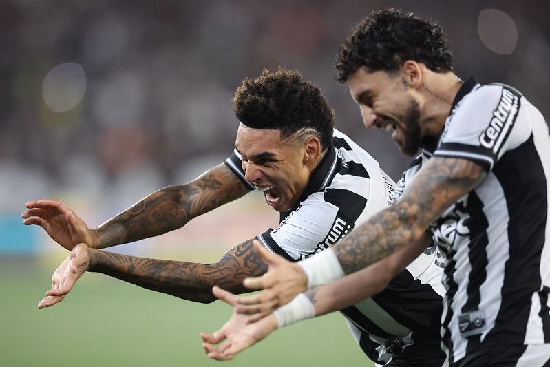 Ovacionado, Igor Jesus se despede da torcida do Botafogo no Nilton Santos