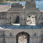 Seca expõe igreja colonial que estava submersa em represa no México