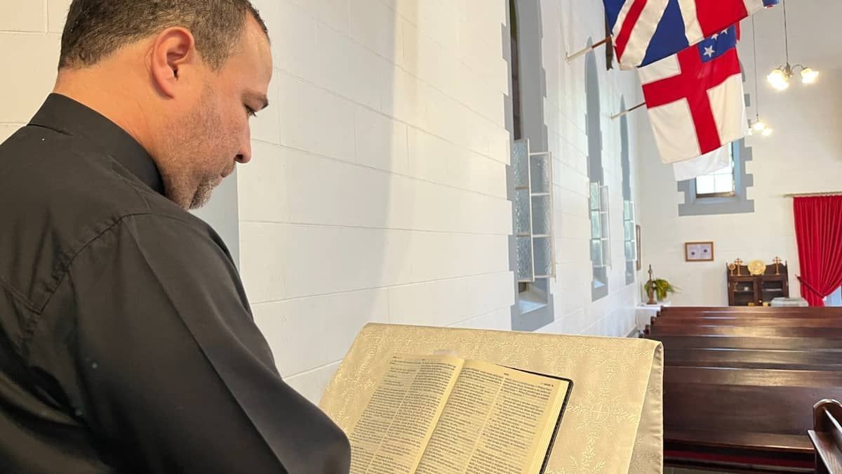 Igreja Anglicana de Nova Lima (MG) acompanha coroação do rei Charles III e lembra tradição inglesa da cidade 