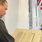 Igreja Anglicana de Nova Lima (MG) acompanha coroação do rei Charles III e lembra tradição inglesa da cidade