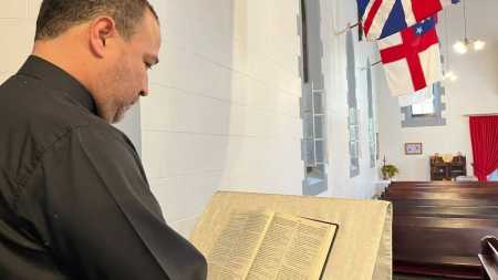 Igreja foi construída em 1911 com vitrais ingleses