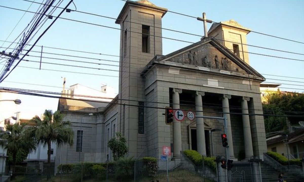 Mulher invade igreja e agride padre durante missa em Juiz de Fora