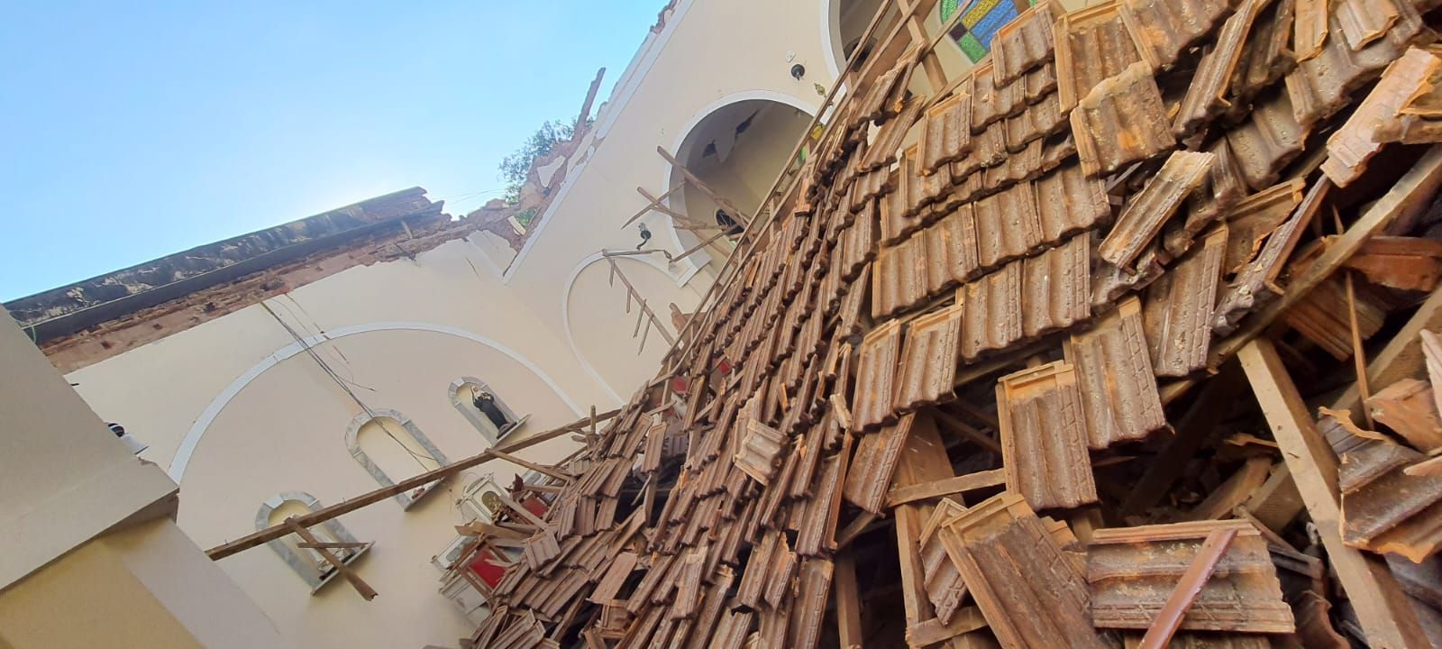 Telhado de igreja desaba antes do início de missa em São Paulo; imagem de santa fica intacta