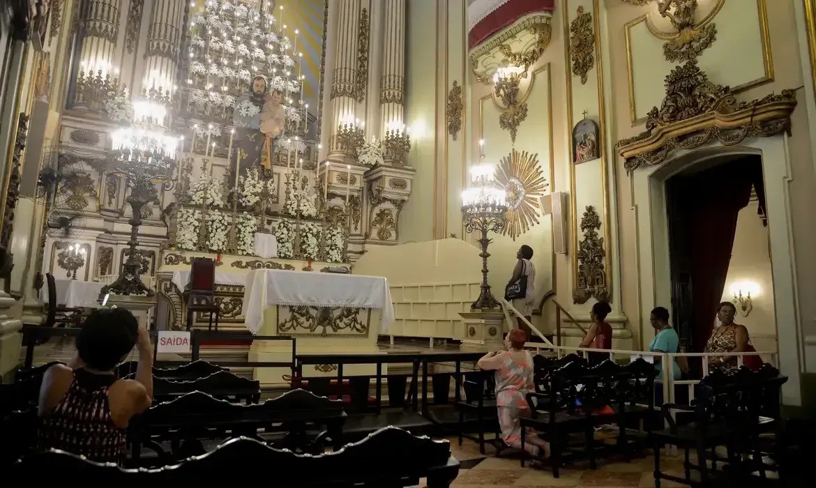 Minas Gerais tem mais igrejas e templos do que escolas e hospitais, indica Censo