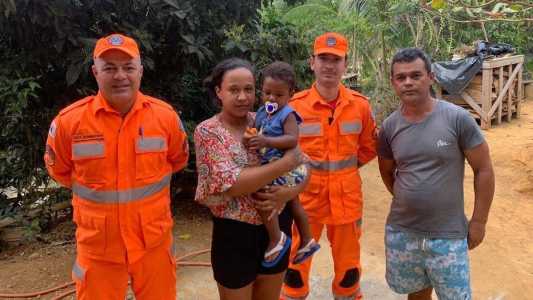 Segundo os bombeiros, quando eles chegaram até a casa da família, a criança já estava consciente e respirando
