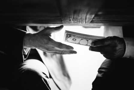 Atividades como contrabando, pirataria, sonegação fiscal e roubo de cargas gera prejuízo bilionário ao país