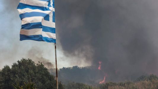 Ilha de Lesbos, na Grécia, é uma das localidades que enfrenta incêndios florestais no país