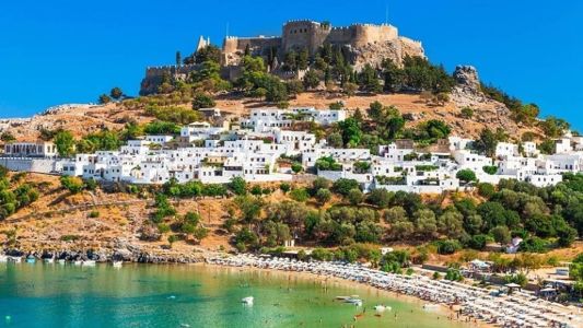 Ilha de Rodes, na Grécia, é atingida por incêndio