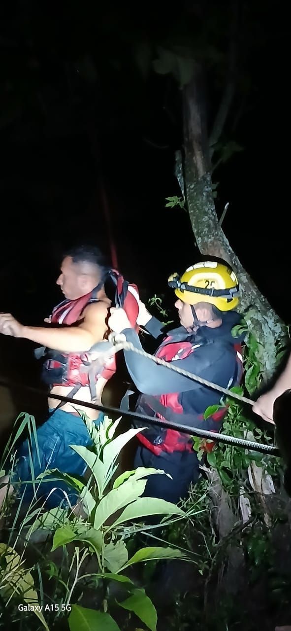 Pai e filho ficam ilhados no Rio Verde em Varginha
