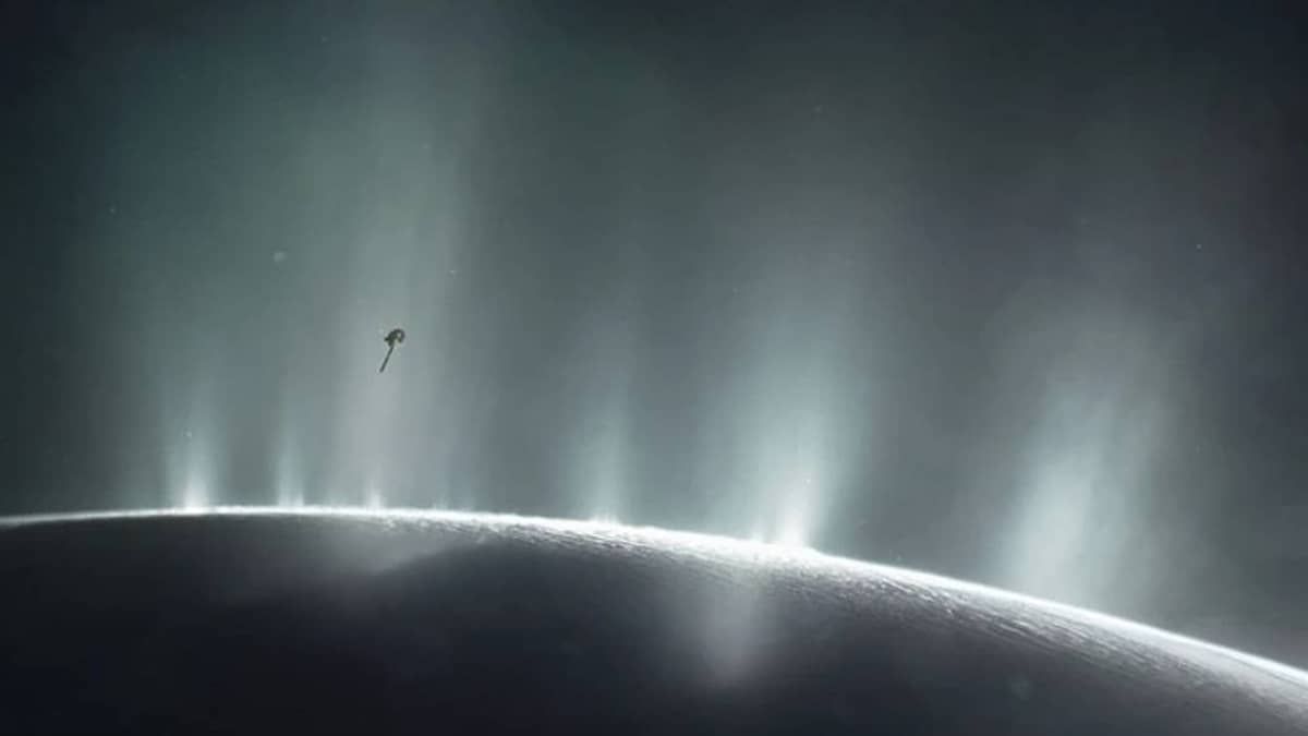 James Webb detecta maior pluma de água já vista em lua de Saturno