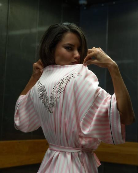Adriana Lima pronta para o desfile da Victoria's Secret