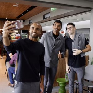 Lucas Moura, Luiz Gustavo e Oscar esperando para embarcar rumo aos EUA