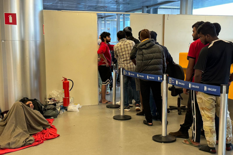 Quase 400 indianos e africanos estão abrigados no Aeroporto de Guarulhos aguardando refúgio no Brasil