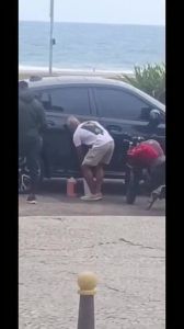 Romário colocando gasolina no carro no Rio de Janeiro