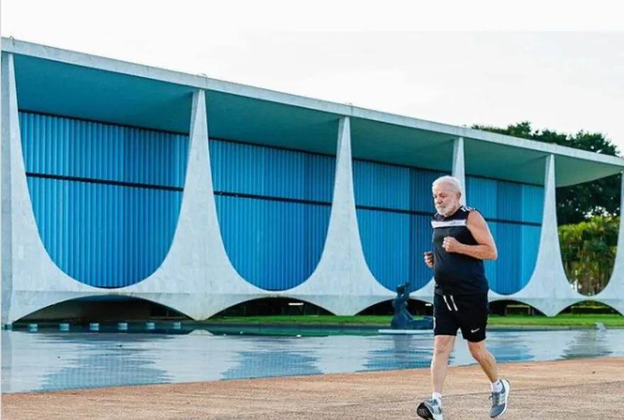Lula participa de caminhada pelos 95 anos do MEC ao lado de Janja