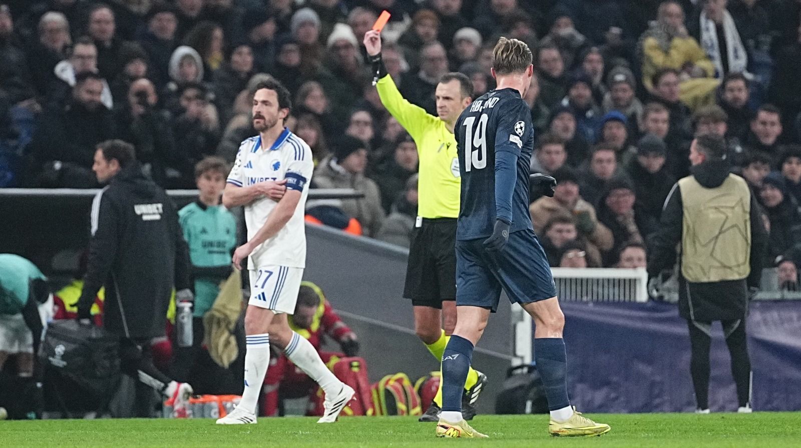 Copenhague supera expulsão e arranca empate com Napoli pela Champions