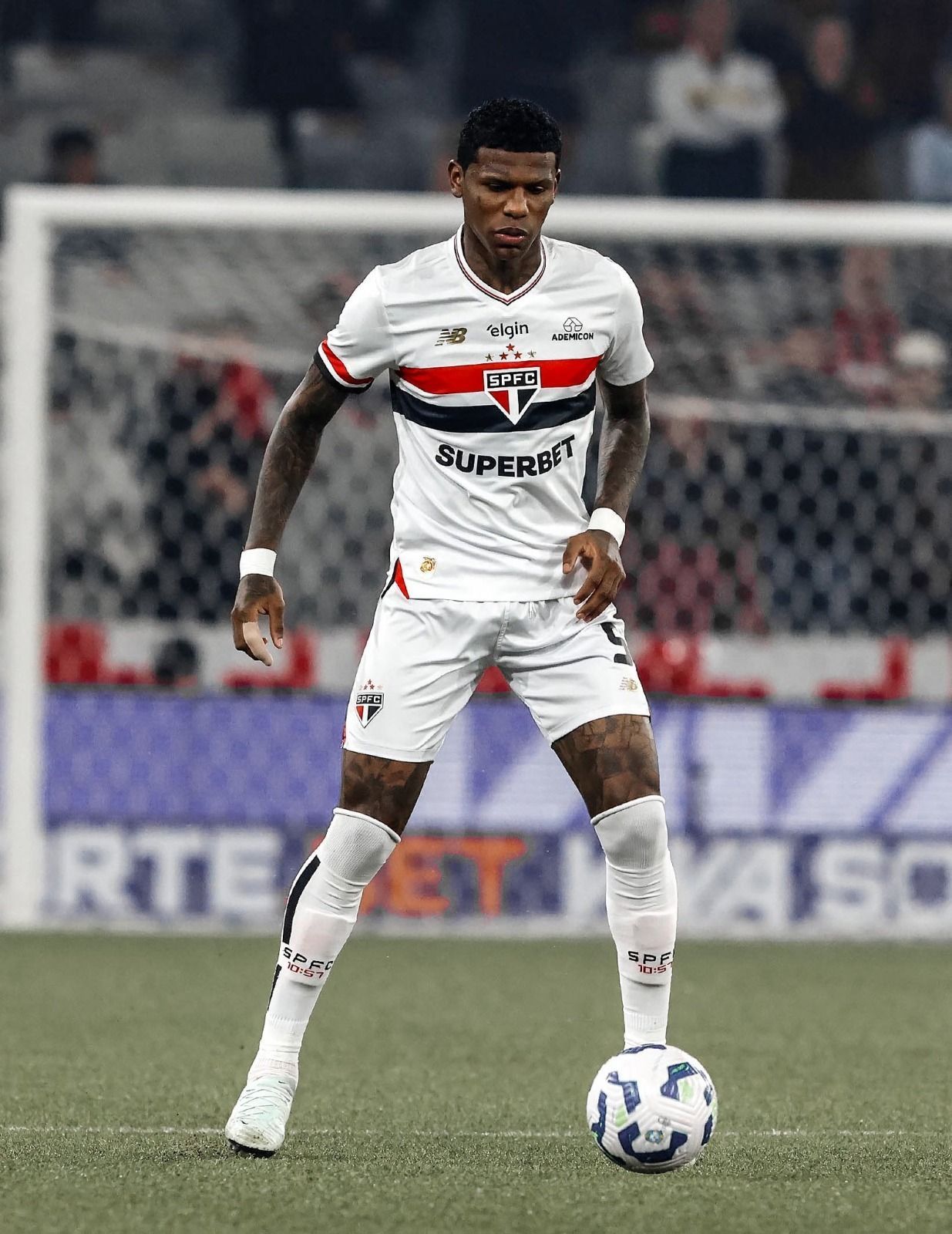 Athletico-PR tem interesse na contratação de zagueiro do São Paulo