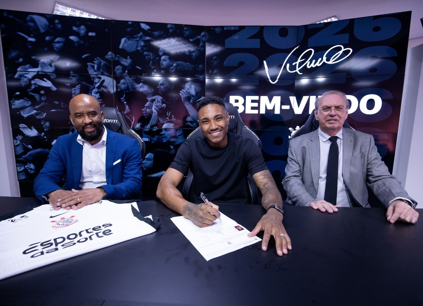 Vitinho fala pela primeira vez como jogador do Corinthians: 'Honra'