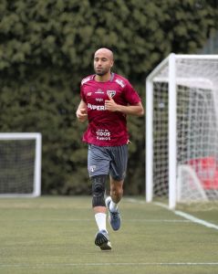 Lucas corre no CT do São Paulo; atacante não enfrentará a LDU no jogo de ida