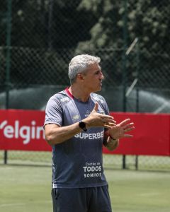 De volta ao São Paulo, Crespo comanda atividades no centro de treinamento