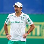 Abel Ferreira atinge marca histórica e se emociona com surpresa do Palmeiras