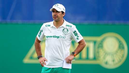 Abel Ferreira se reapresenta e inicia trabalhos no CT do Palmeiras