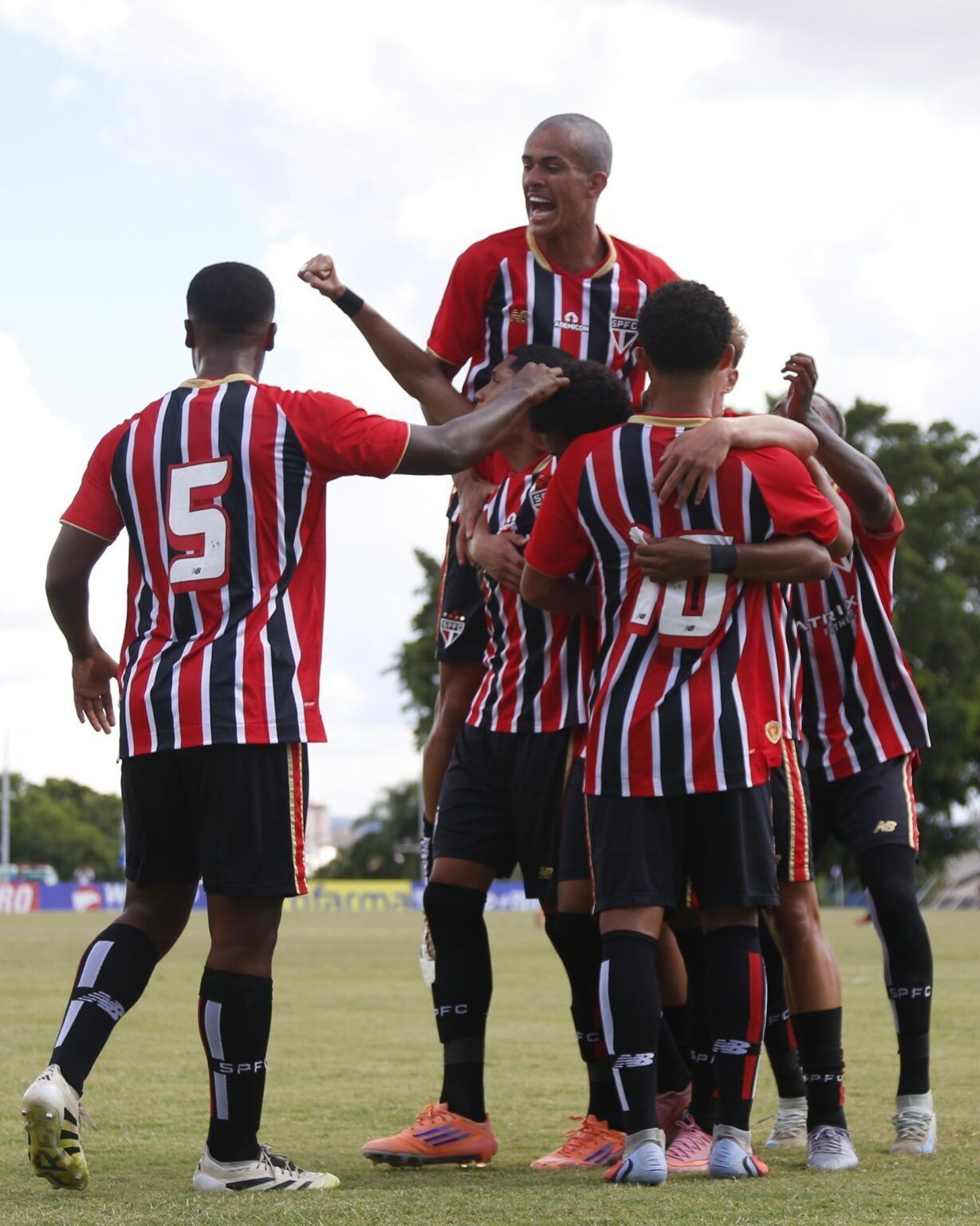 São Paulo vence Independente-AP em jogo de confusão e avança na Copinha