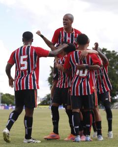 São Paulo comemora gol em vitória na Copinha 2026, contra Independente-AP