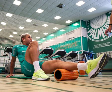 Vitor Roque sofreu entorse no tornozelo antes de estreia do Palmeiras em 2026