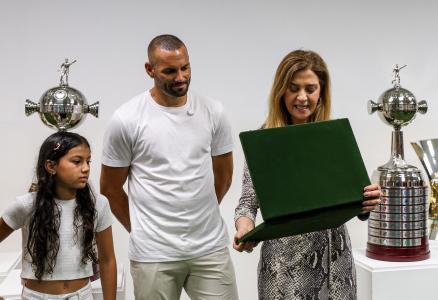 Weverton recebe homenagem de Leila Pereira, presidente do Palmeiras