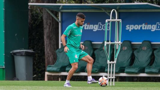 Com trauma no ombro, Andreas Pereira faz tratamento no Palmeiras